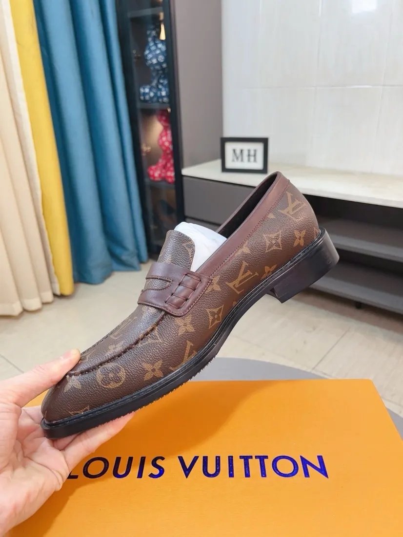 Ex-factory price 720🌹🌹High version [LV] Louis Vuitton's popular casual leather shoes🎖Fashionable and elegant🎖🎖Material: Original imported open-edge beaded cowhide, washed cowhide leather lining, original open-molded rubber outsole, high-end and classy, ​​elegant quality, instantly transforming into a handsome man ❤❤Standard\nNumber: 38-44